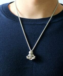 collier astronaute meditation