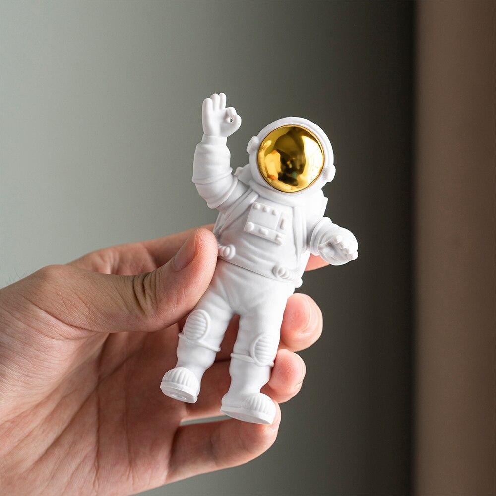 figurine-astronaute_390142be-c2ba-47cc-adae-bd465035ef73 figurine-astronaute